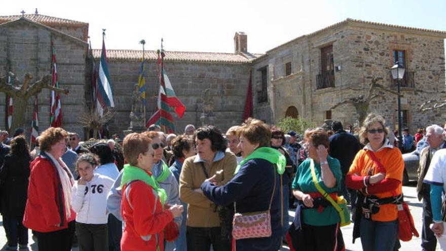 Un grupo de turistas, ayer, a las puertas de la iglesia de Santa Marta de Tera.