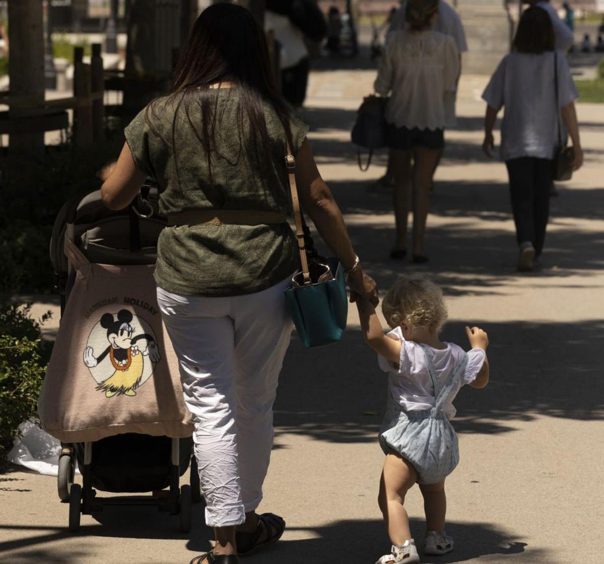 Una madre y su hijo pasean por un parque. |  E.P.