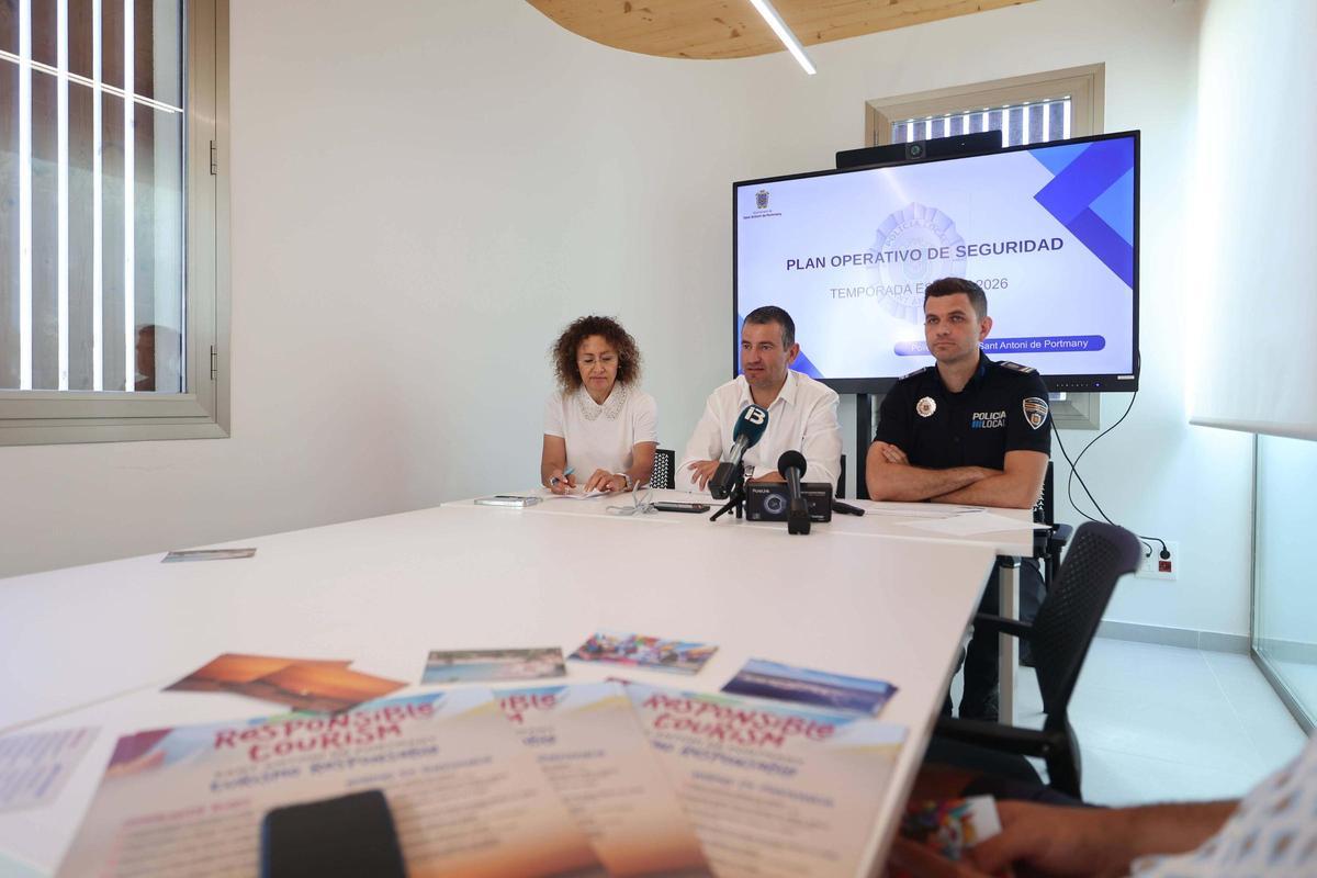 La Policía Local de Sant Antoni presenta su dispositivo especial de verano La Policía Local de Sant Antoni presenta su dispositivo especial de verano