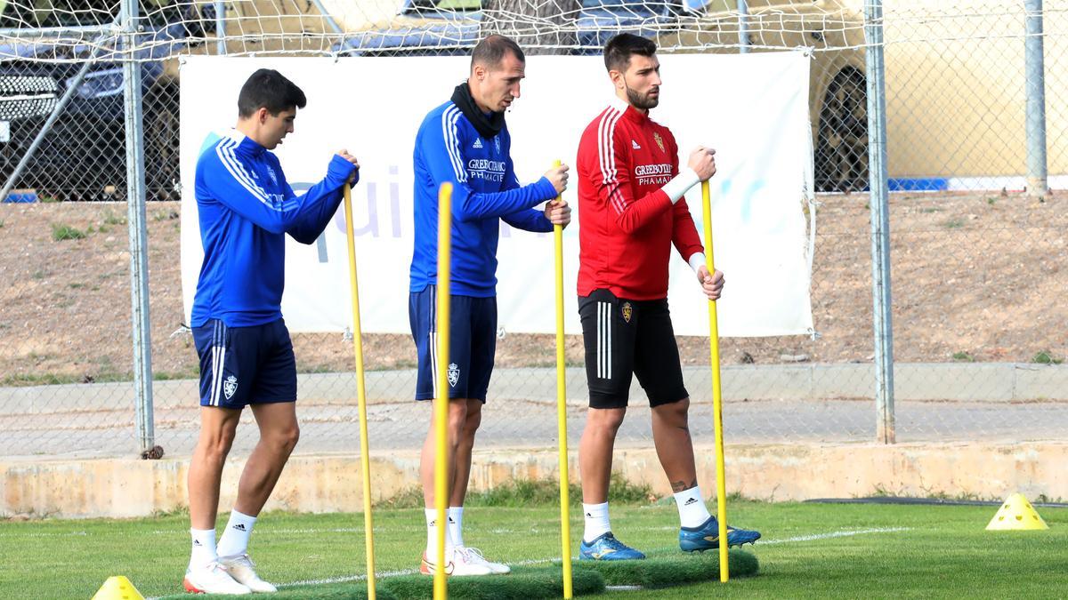 Clemente, junto a Petrovic y Ratón en un entrenamiento de esta temporada.