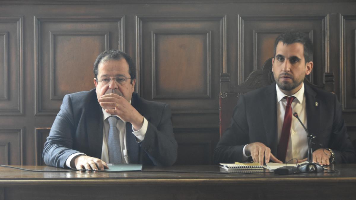 El conseller d'Interior, Joan Ignasi Elena i l'alcalde de Cardona, Ferran Estruch