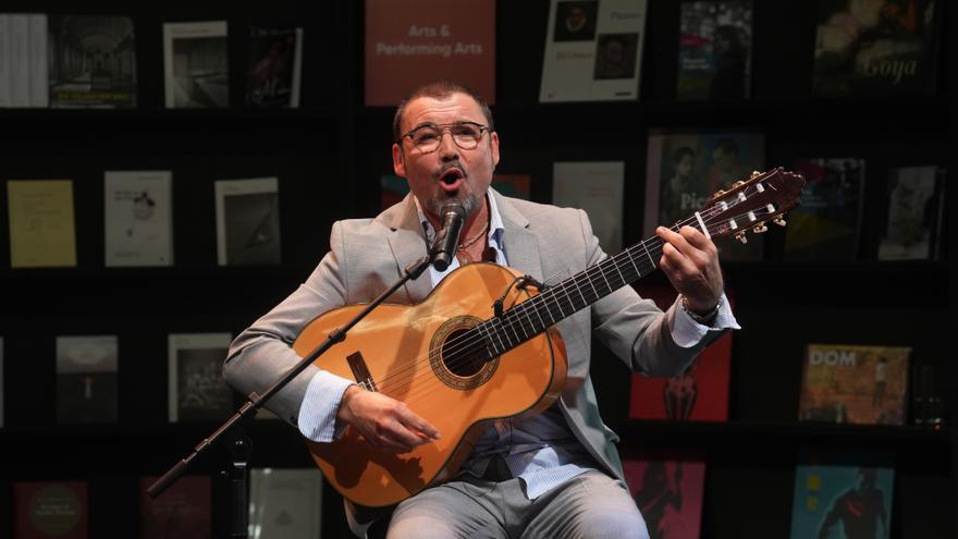 Fraskito llena la Feria del Libro de Francfort de la poesía de Miguel Hernández