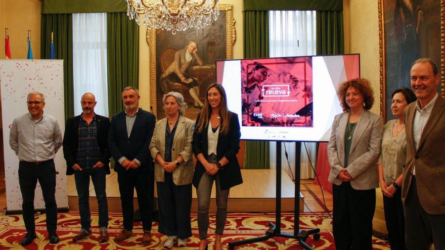 Por la izquierda, Raúl Milán, Jorge Espina, Luis Díaz, Noemí Pariente, Ángela Pumariega, Nuria Canel, Leticia Bilbao y Alberto González, en el salón de recepciones del Ayuntamiento. | PEDRO ORTERA