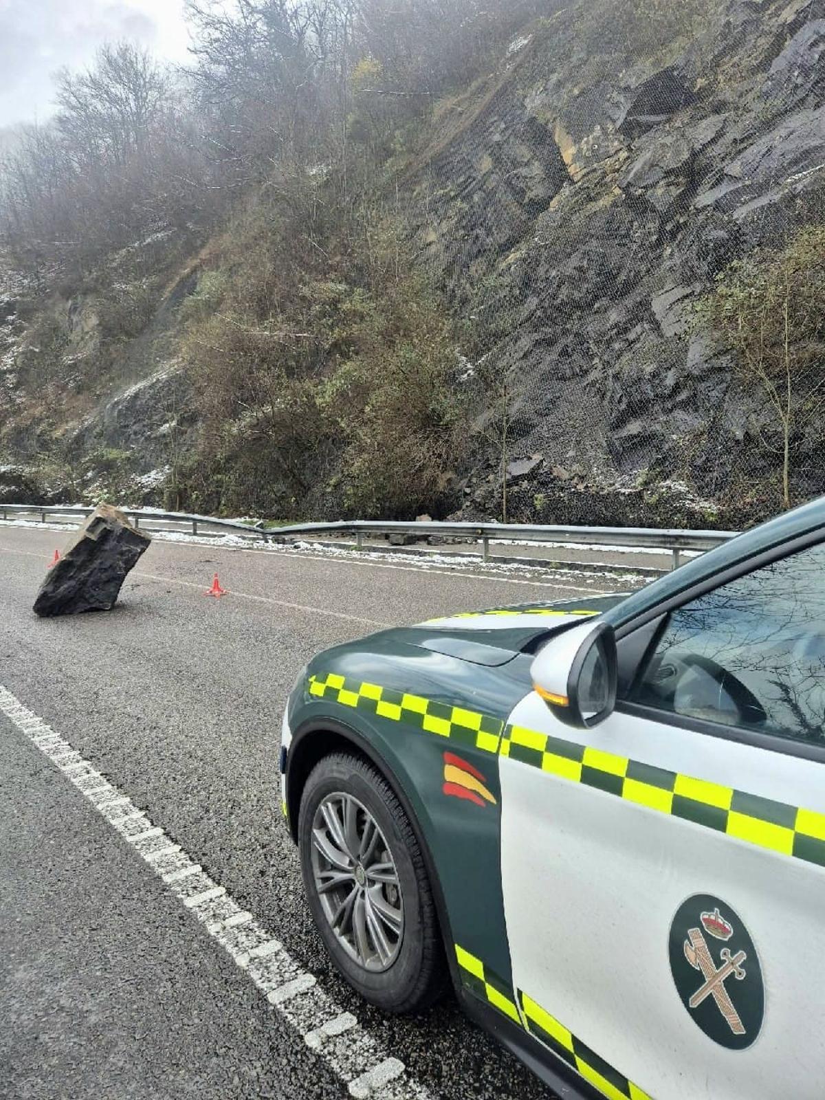La roca tras su caída a la calzada.