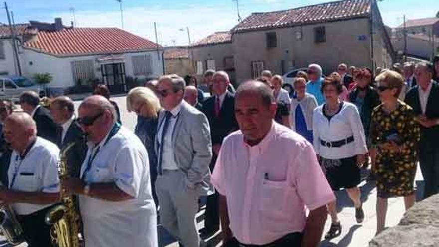 Dos momentos de la procesión en honor a santa Eufemia, celebrada ayer en Pereruela.