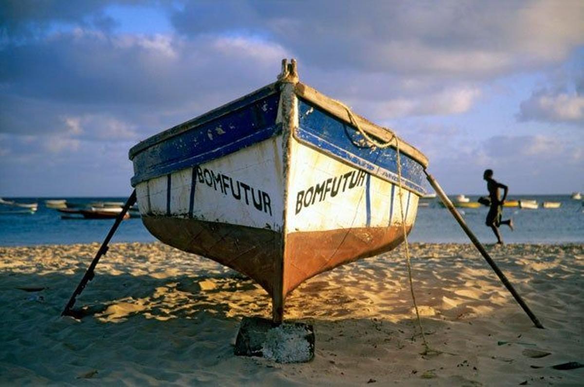 Barco en una playa de Isla de Sal, Cabo Verde.