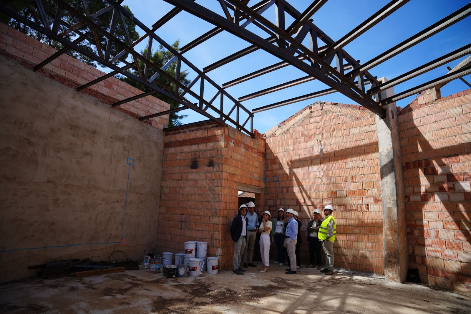 La presidenta de la diputación y el alcalde de Villafranca, durante la visita a las obras.