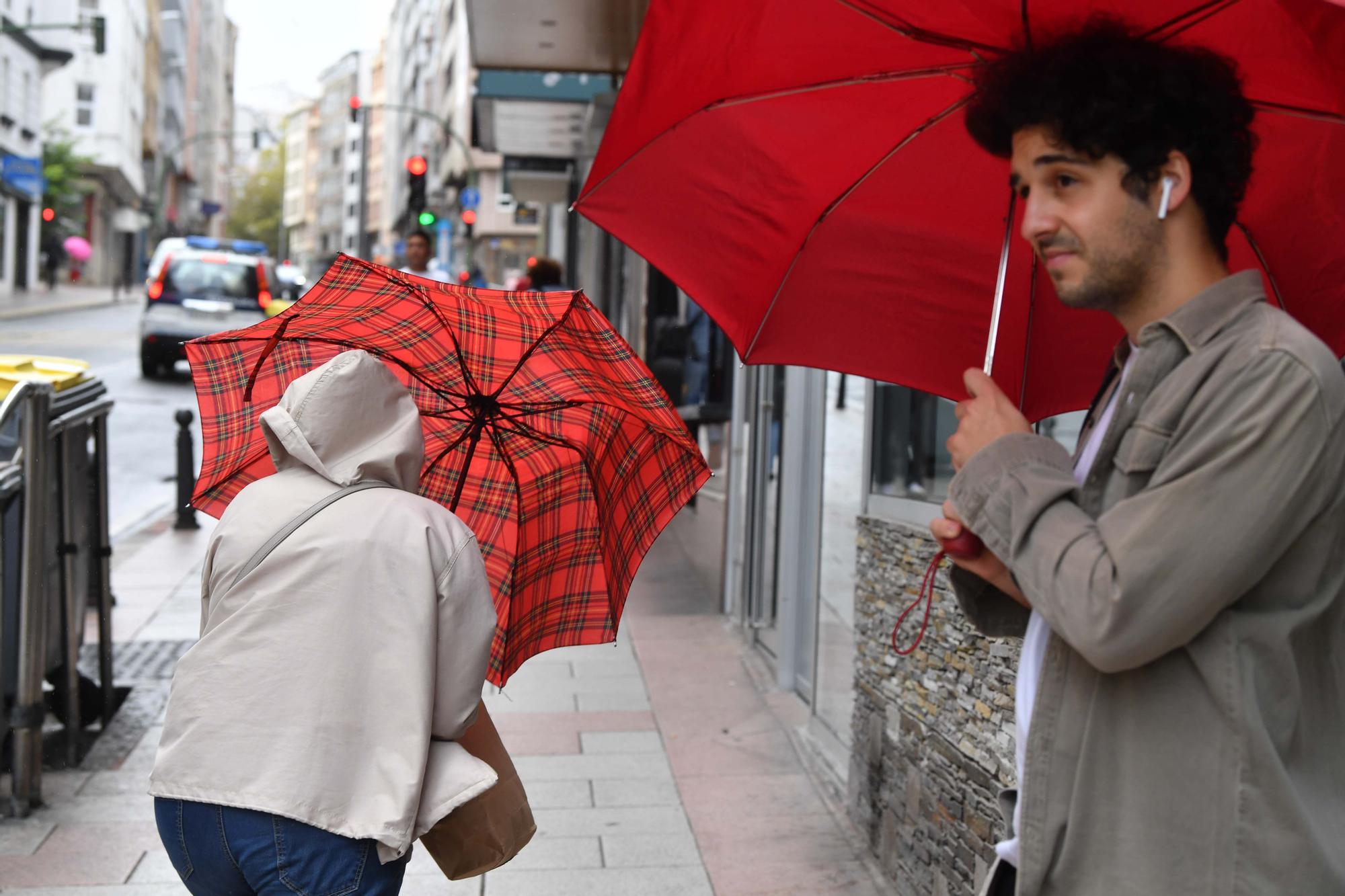 La borrasca continúa enviando fuertes vientos y chubascos tormentosos