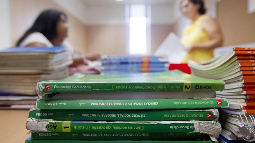 Banco de libros en un instituto de Valencia.