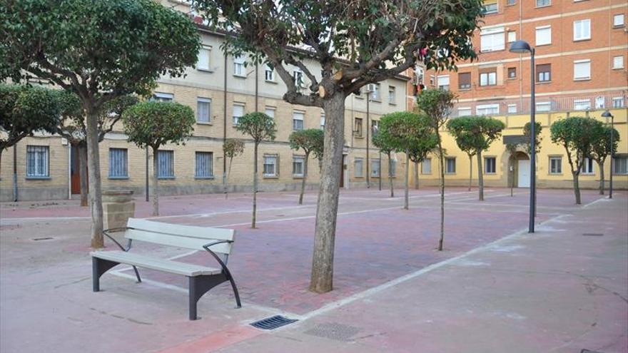 Los jardines de la calle Huesca estrenan nueva pavimentación