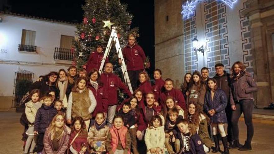 Vecinos de Petrés, con el alcalde, tras la decoración del árbol navideño.