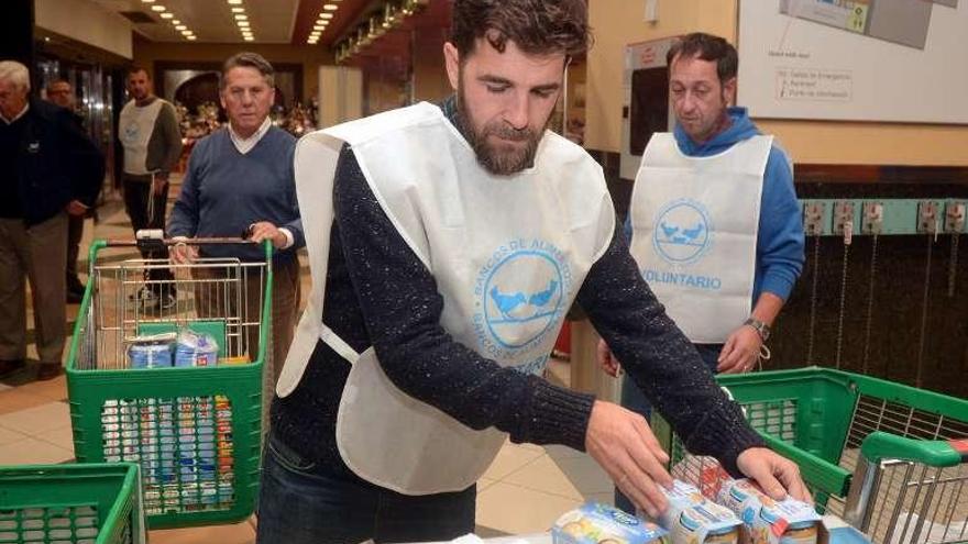 El periodista Gonzo durante la recogida en Pontevedra. // Rafa Vázquez