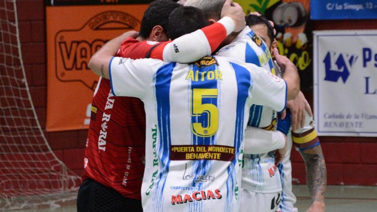Los jugadores celebran un gol en La Rosaleda. | At. Bte