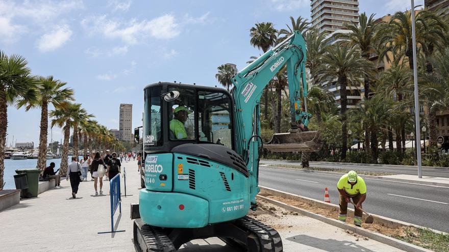 Nuevos trabajos en las zonas verdes de Mártires de la Libertad renovada hace menos de un año en Alicante