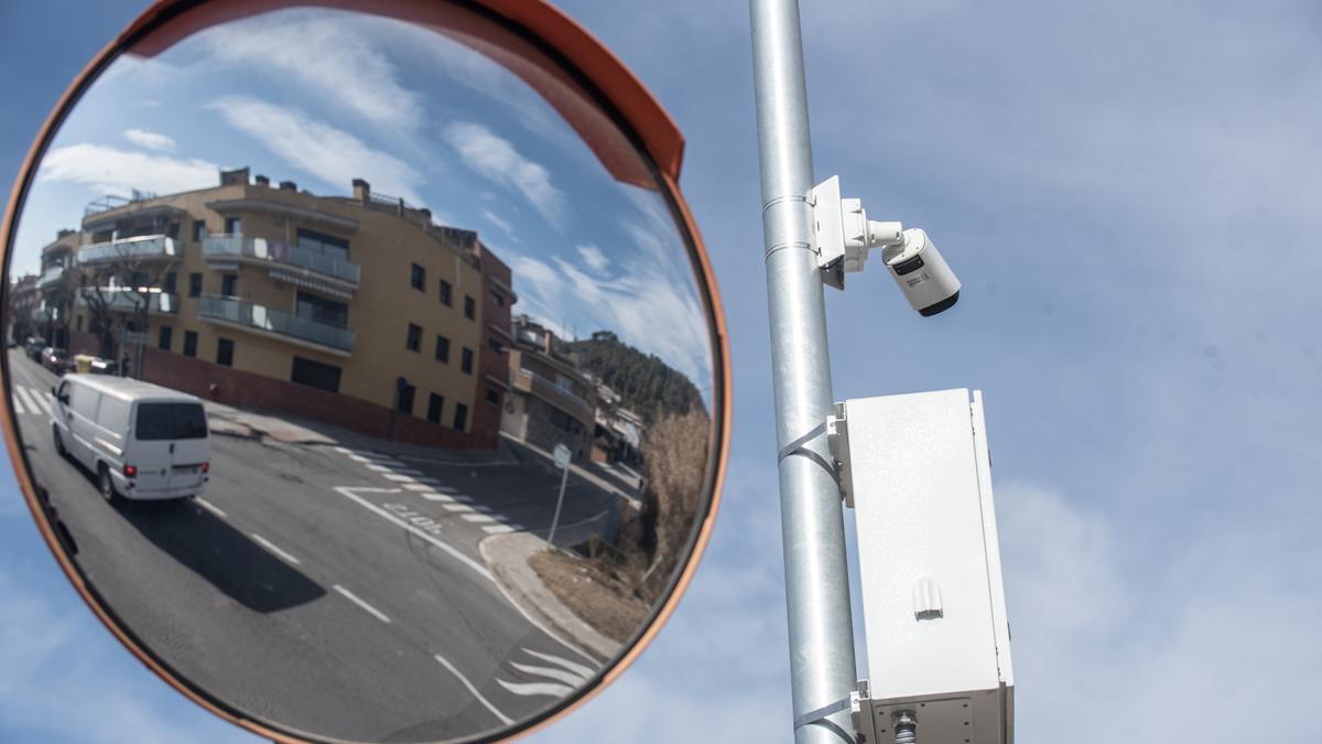 Una de les càmeres que ja s'ha instal·lat, a la sortida del poble