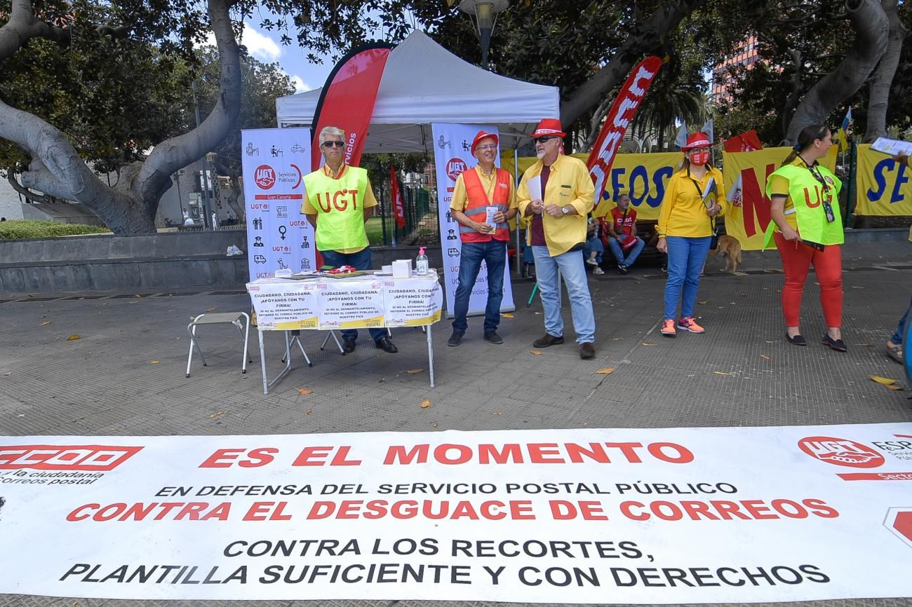 Acampada: "Salvemos el servicio postal"