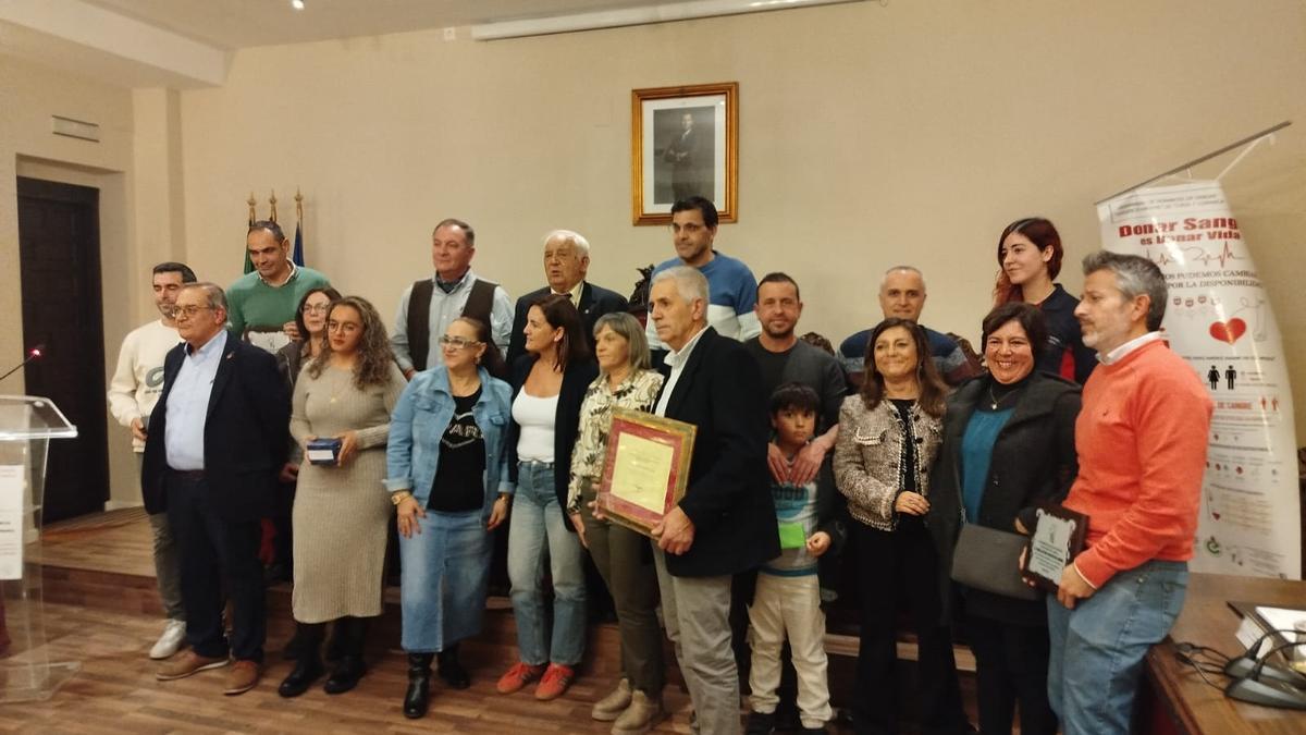 Miembros de la hermandad, donantes y autoridades, tras la asamblea.