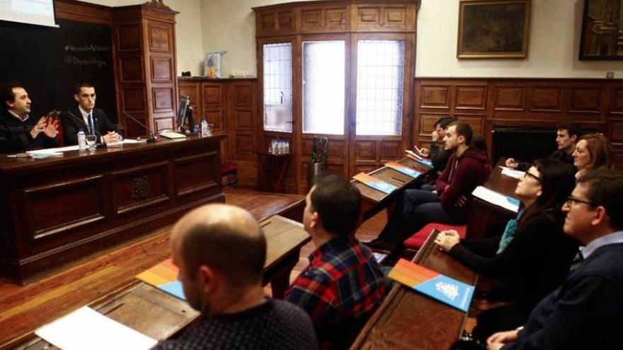 La conferencia de Xulio Viejo, ayer en el aula Rector Alas