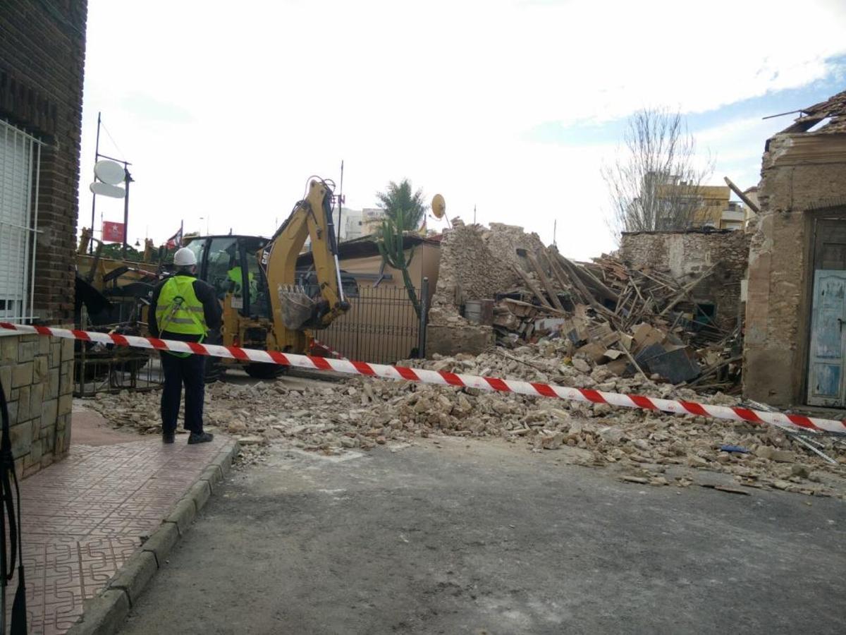 El derrumbe de una casa baja corta la avenida de la Estación