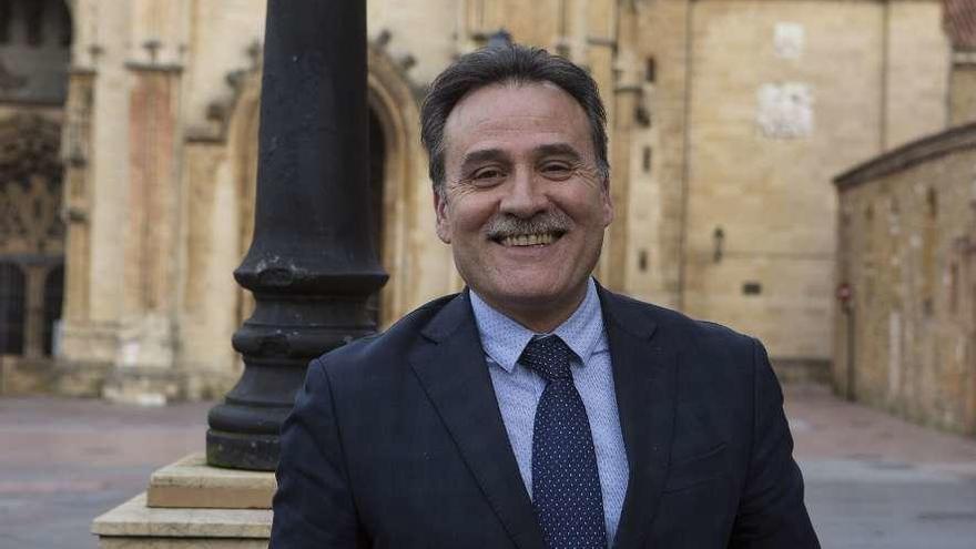 Gustavo Machín, ayer, en la plaza de la Catedral de Oviedo.