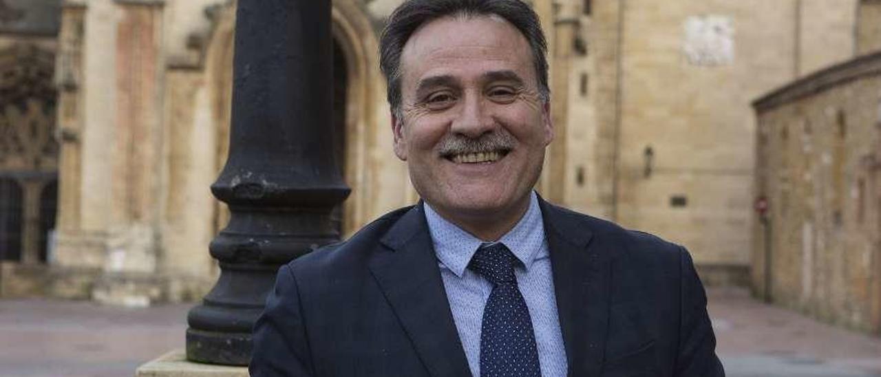 Gustavo Machín, ayer, en la plaza de la Catedral de Oviedo.