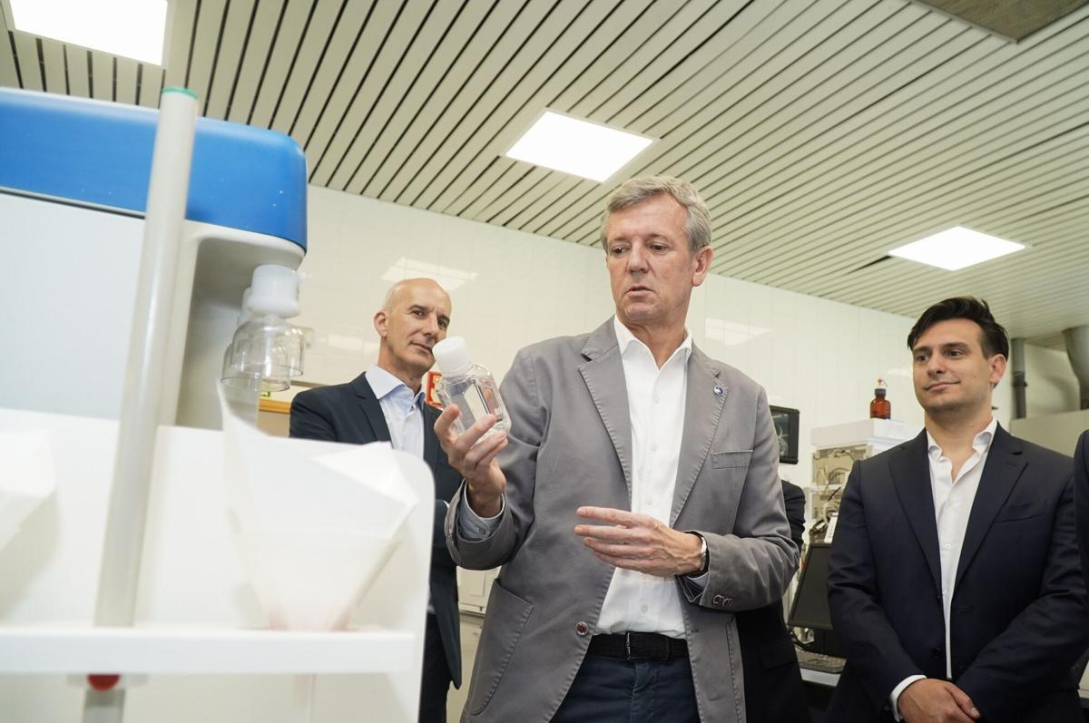El presidente de la Xunta, Alfonso Rueda, en un momento de la visita a las instalaciones de Vertex Bioenergy en el polígono de Curtis-Teixeiro.