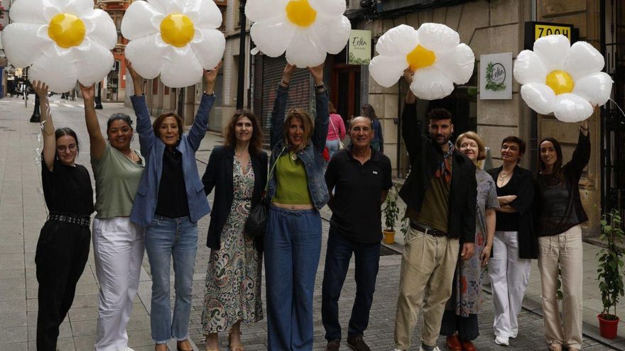Por la izquierda, Silvia Villalba, Araceli Giraldo, Carmen Álvarez, Cristina Pineda, Eva García, Laudelino Fernández, Pablo Fernández, Alicia Wood, Delia Brancobean y Ángela Hernández, ayer, en la calle San Antonio. | ÁNGEL GONZÁLEZ