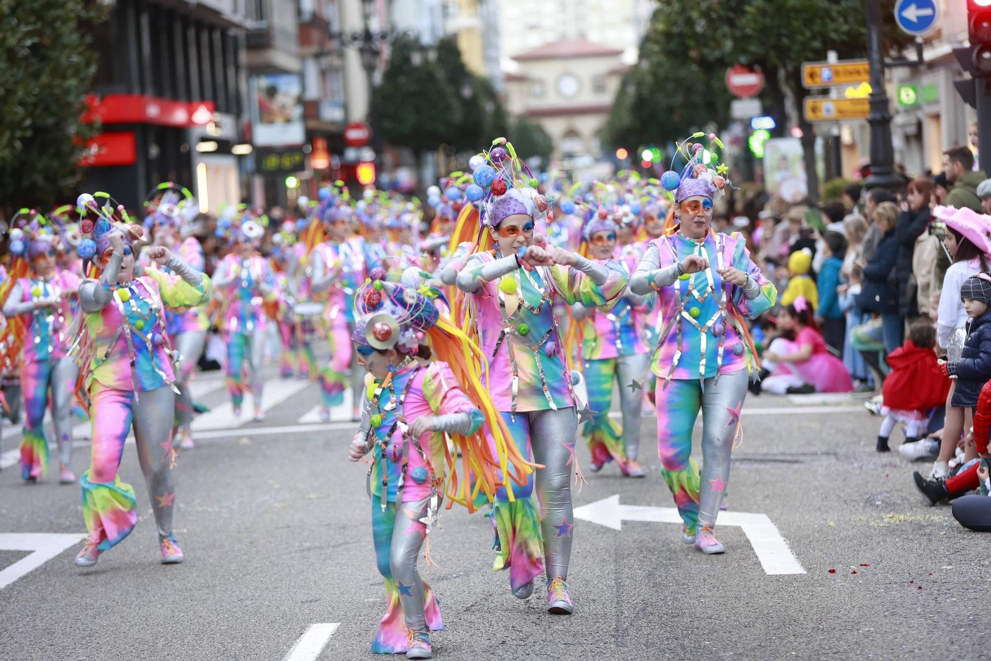 EN IMÁGENES: El Carnaval llena de color y alegría las calles de Oviedo