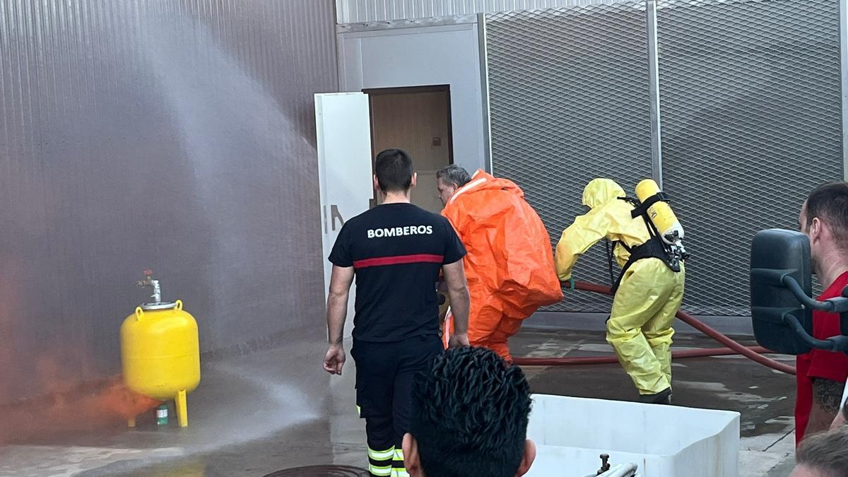 Extinción de un simulacro de incendio en una empresa de  Fuente del Jarro.