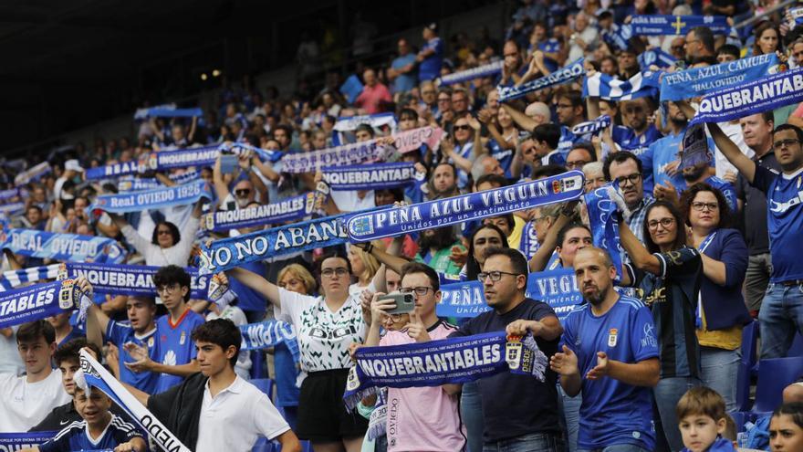 Aficionados del Real Oviedo en las gradas del Tartiere durante un partido. | Luisma Murias
