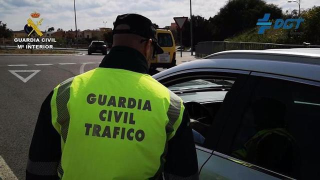Imagen de archivo de un agente de la Guardia Civil de Tráfico en Mallorca.