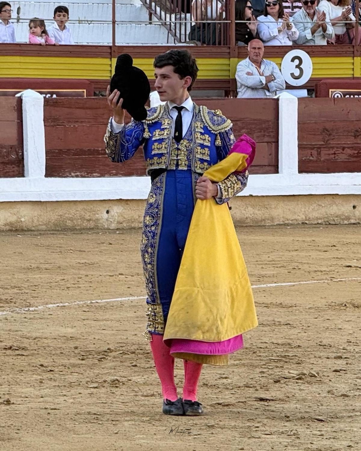 Carlos Tirado saluda a la concurrencia.