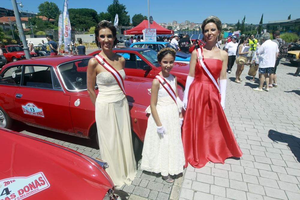 Casi 70 mujeres se pusieron hoy al volante de 34 coches clásicos en Vigo para participar en el Rally das Donas, una prueba de regularidad de 122 kilómetros entre Vigo y Sabarís