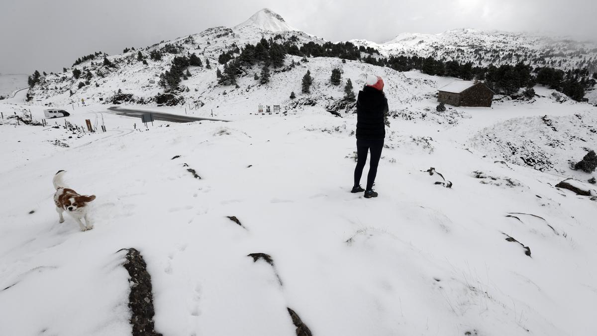 En Belagoa, Navarra, la nieve cubre ya en el primer temporal las carreteras y los montes del pirineo navarro