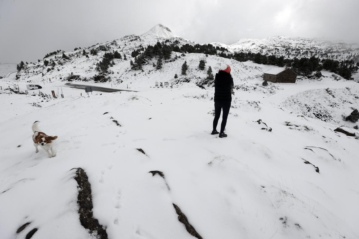 En Belagoa, Navarra, la nieve cubre ya en el primer temporal las carreteras y los montes del pirineo navarro