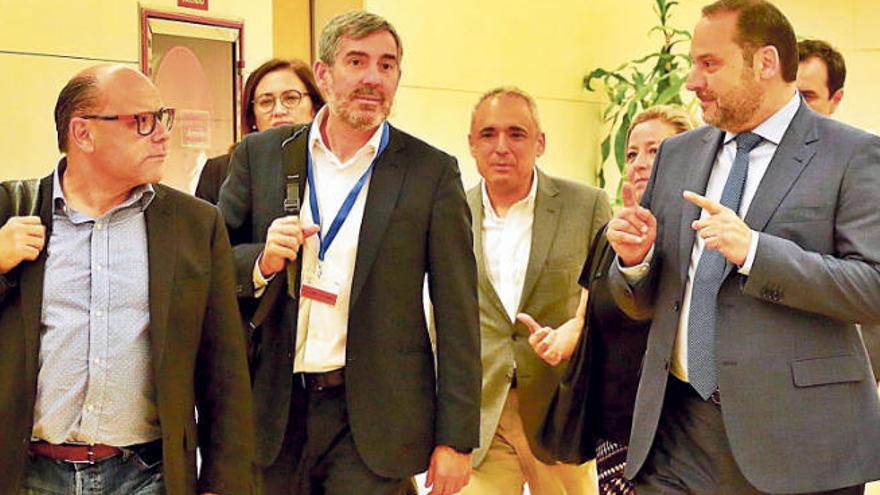 José Miguel Barragán, Fernando Clavijo, González Taño, Rafael Simancas, Ana Oramas y José Luis Ábalos, ayer en el Congreso.