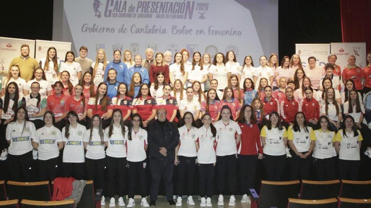 Las jugadoras de la liga femenina de bolo palma, esta semana, con la presidenta cántabra, María José Sáenz de Buruaga, durante la presentación de la competición