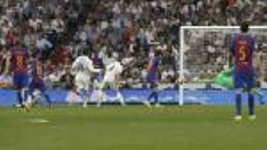 Leo Messi en el moment de marcar el definitiu 2-3 diumenge a Madrid.