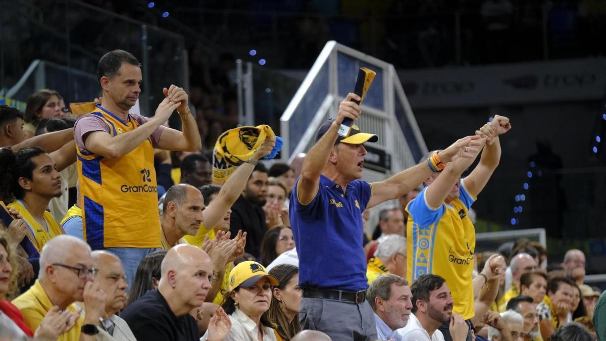 La afición del CB Gran Canaria disfrutando de un partido en el Arena