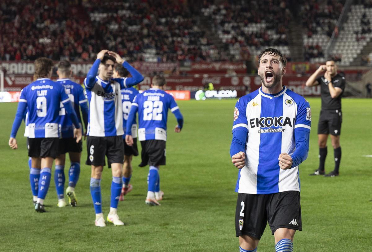 Samu Vázquez festeja con la grada el gol marcado por el lateral del Hércules en Murcia con una falta desde la frontal del área.