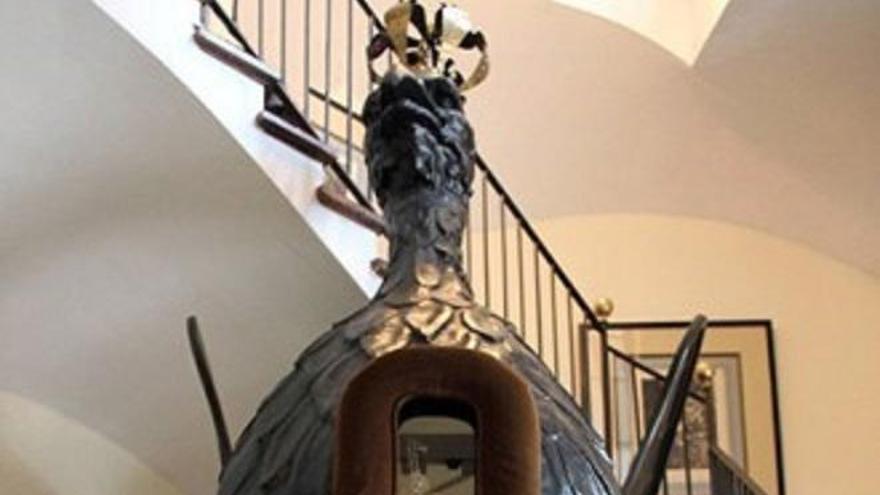 Una visitant russa del Teatre Museu Dalí fa malbé una part de l&#039;Àliga de Valls