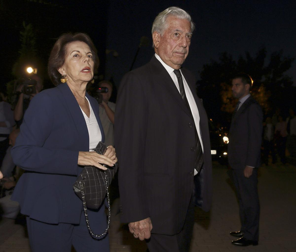 El escritor Mario Vargas Llosa y su mujer, Patricia, en 2014 durante su visita al tanatorio San Isidro de Madrid a la capilla ardiente del exministro Miguel Boyer.