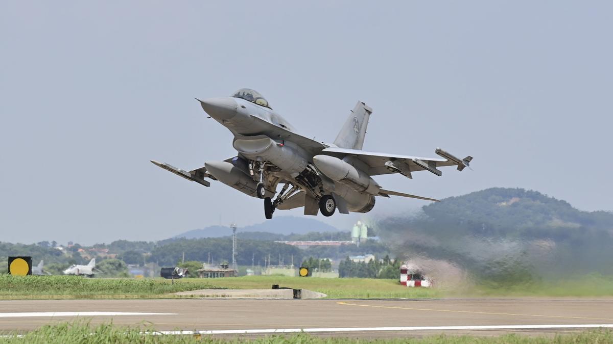 Un avión de combate F-16 despega durante las maniobran conjuntas de EEUU y Corea del Sur.