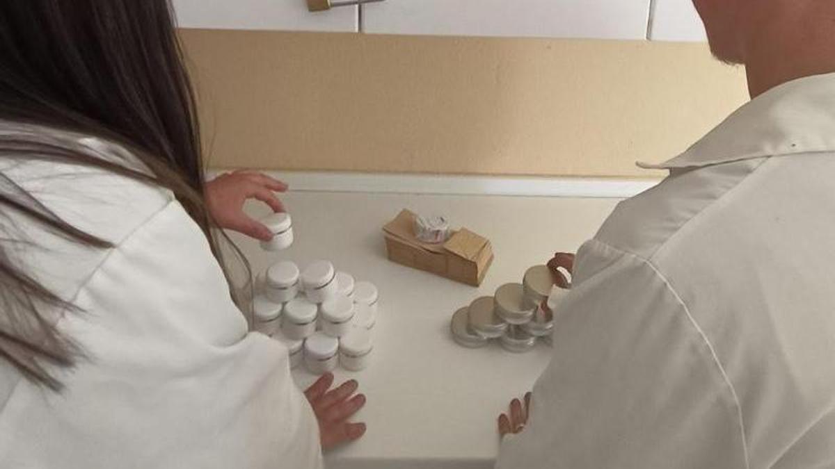 Estudiantes malagueños de FP crean una empresa piloto de cosmética natural para trabajar asignaturas de su Grado en Farmacia