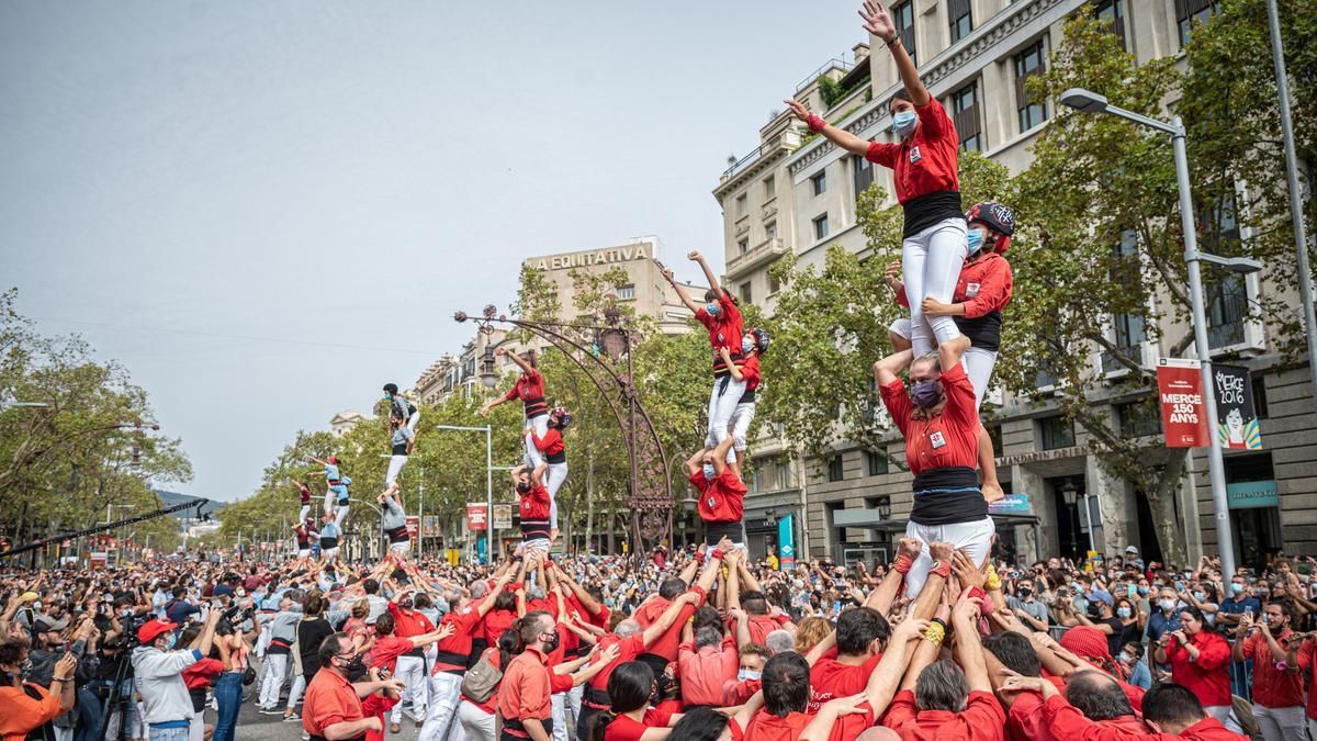 Muestra de cultura popular en paseo de Gracia: Castellers de Barcelona.