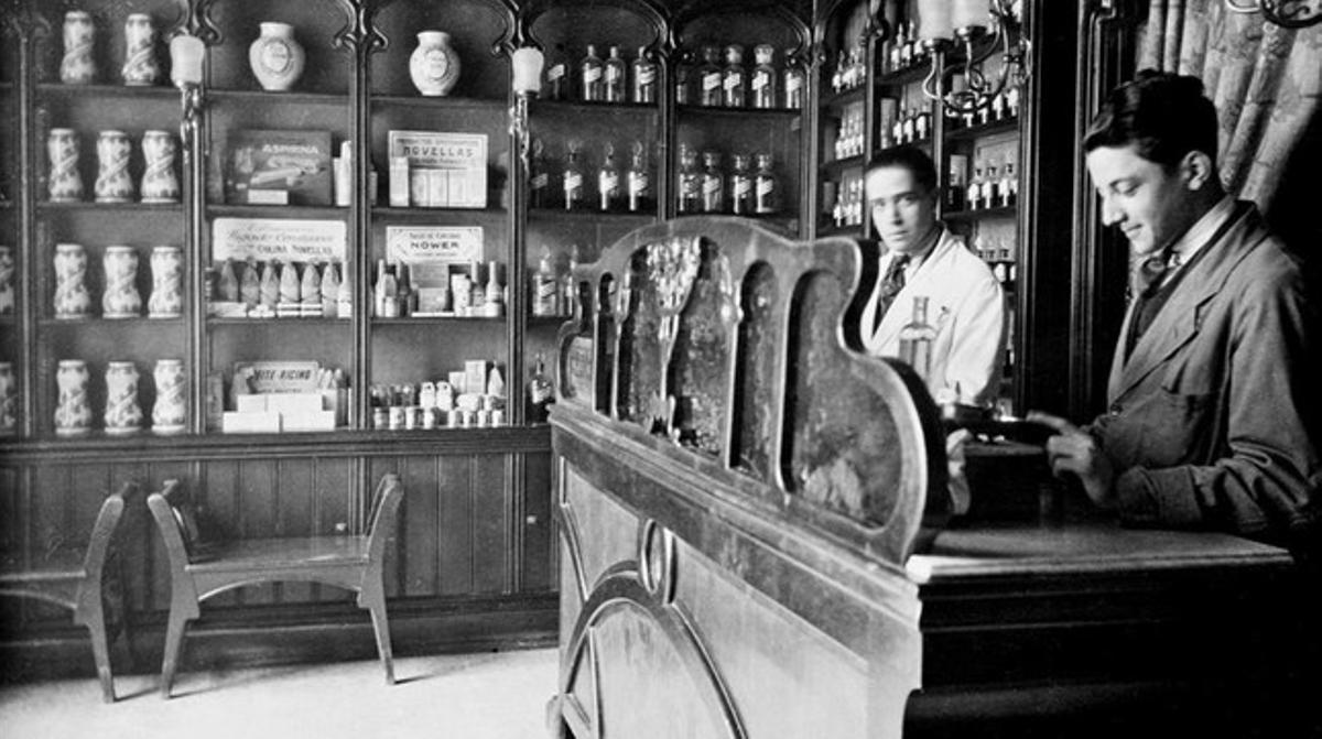 Los empleados de la farmacia Bolos, en una fotografía de 1902 cedida por Jordi de Bolos Giralt. Los empleados de la farmacia Bolos, en una fotografía de 1902 cedida por Jordi de Bolos Giralt.