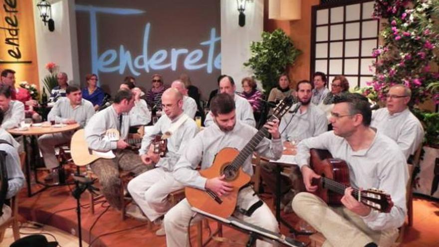 Actuación de un grupo folclórico en el programa Tenderete en su nueva etapa. | lp / dlp