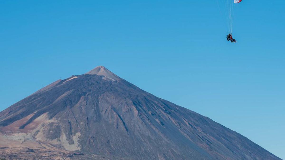 Un parapentista sobrevuela el Parque Nacional del Teide. | | CARSTEN W. LAURITSEN