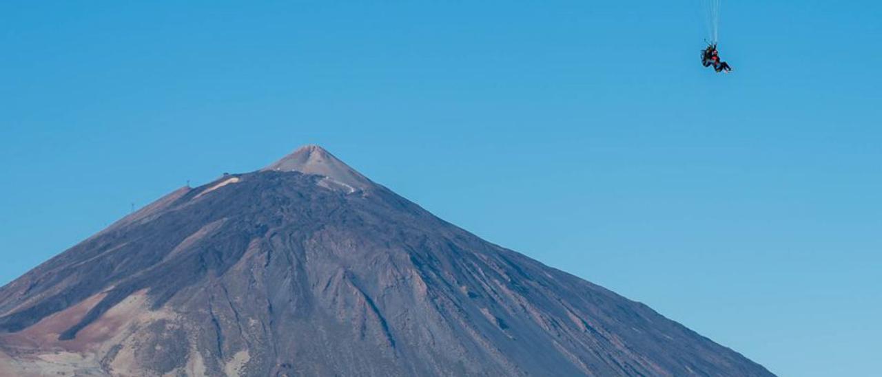 Un parapentista sobrevuela el Parque Nacional del Teide.