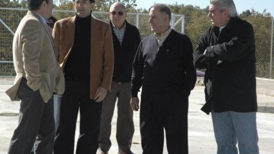 Técnicos y responsables de la Diputación durante una visita al polígono industrial de Alcañices en 2010.